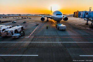 Flugzeug am Flughafen Wien bei Sonnenuntergang