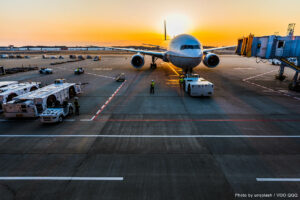 Letalo na dunajskem letališču ob sončnem zahodu