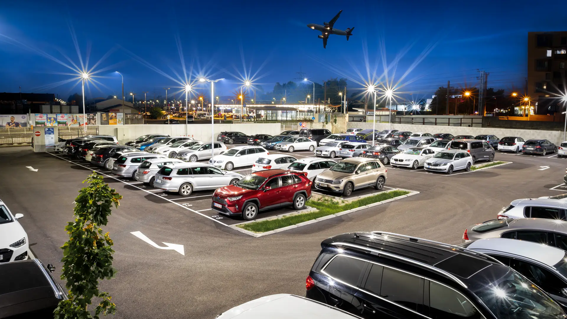 Dunaj letališče parking - Avtomobili, parkirani na parkirišču letališča Dunaj