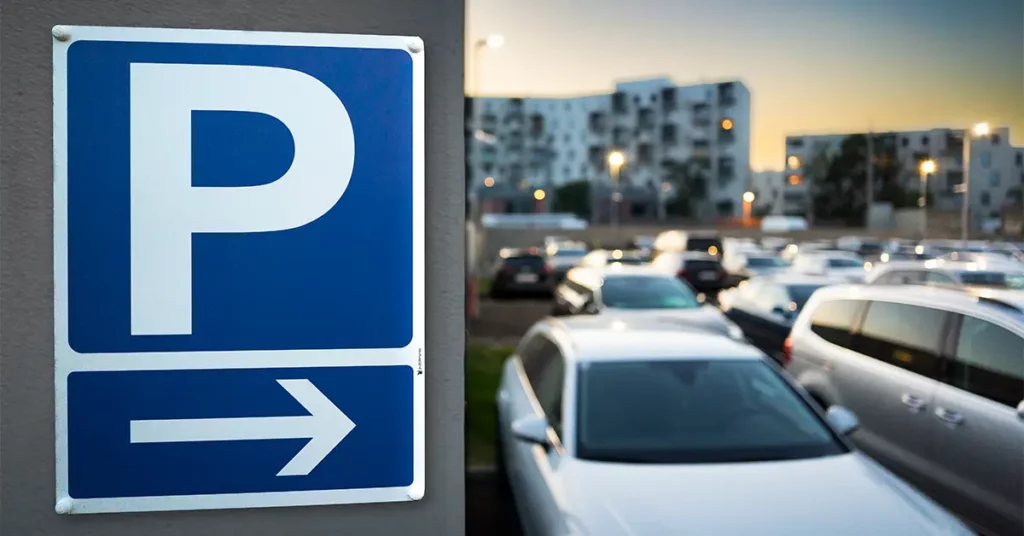 Autos parken auf dem Parkplatz für den Flughafen Wien bei TOM Parking