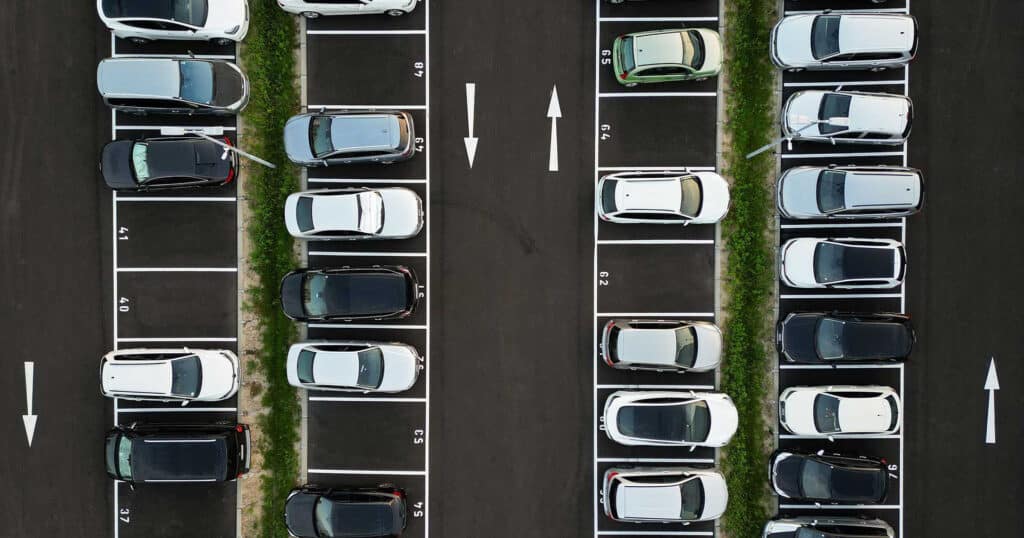 TOM Parking Vienna Airport Schwechat – modern parking spaces with wide driveways and lighting