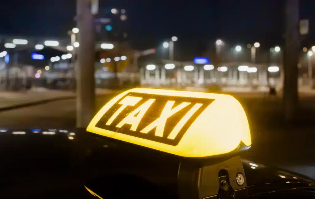 Leuchtendes Taxi-Schild bei Nacht am Flughafen Wien – Symbol für Taxis am Airport und schnelle Fahrten nach Wien und Schwechat.