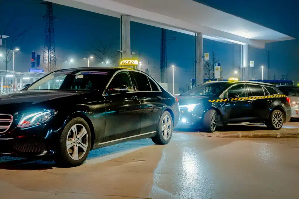 Flughafen Wien Taxi vor Terminal bei Nacht – Flughafentaxi Wien für schnelle Fahrten zwischen Stadt und Airport Schwechat.
