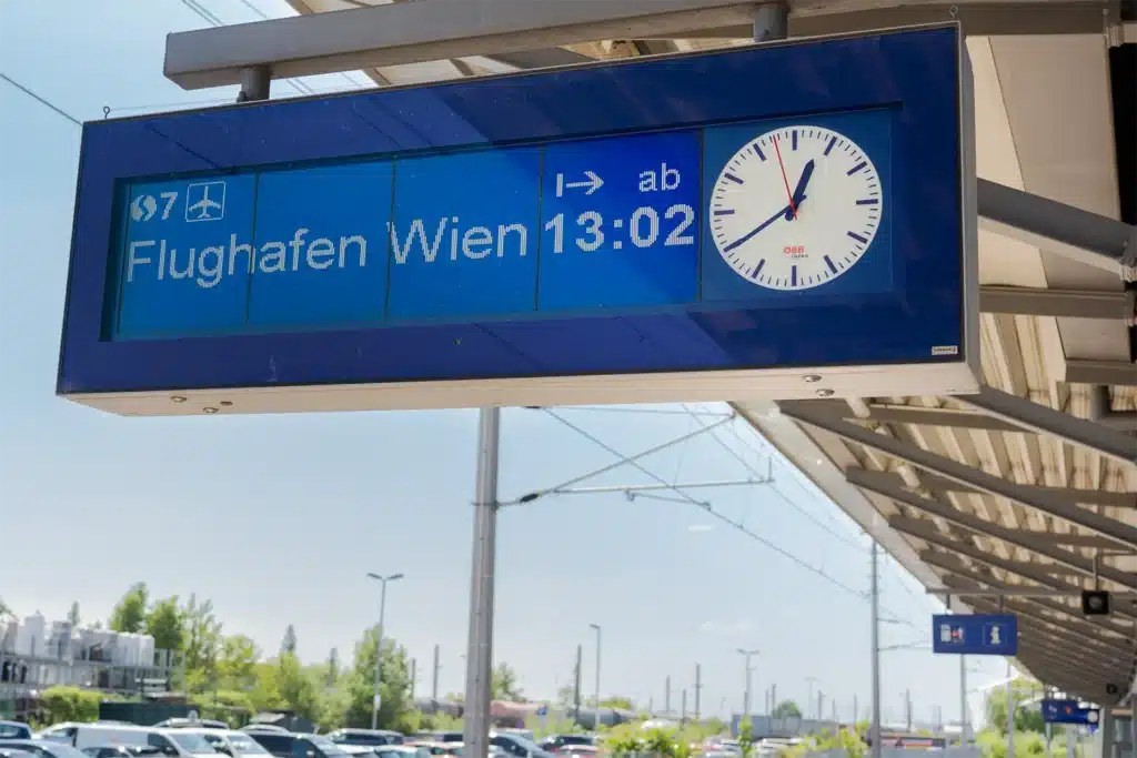Digitale Abfahrtstafel S7 Flughafen Wien Zug um 13:02 am Bahnhof bei Wien-Schwechat