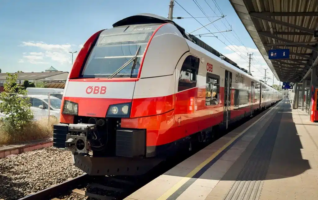 Flughafen Wien Zug mit ÖBB S7 Cityjet am Bahnhof Schwechat auf dem Weg zum Terminal des Flughafens Wien.