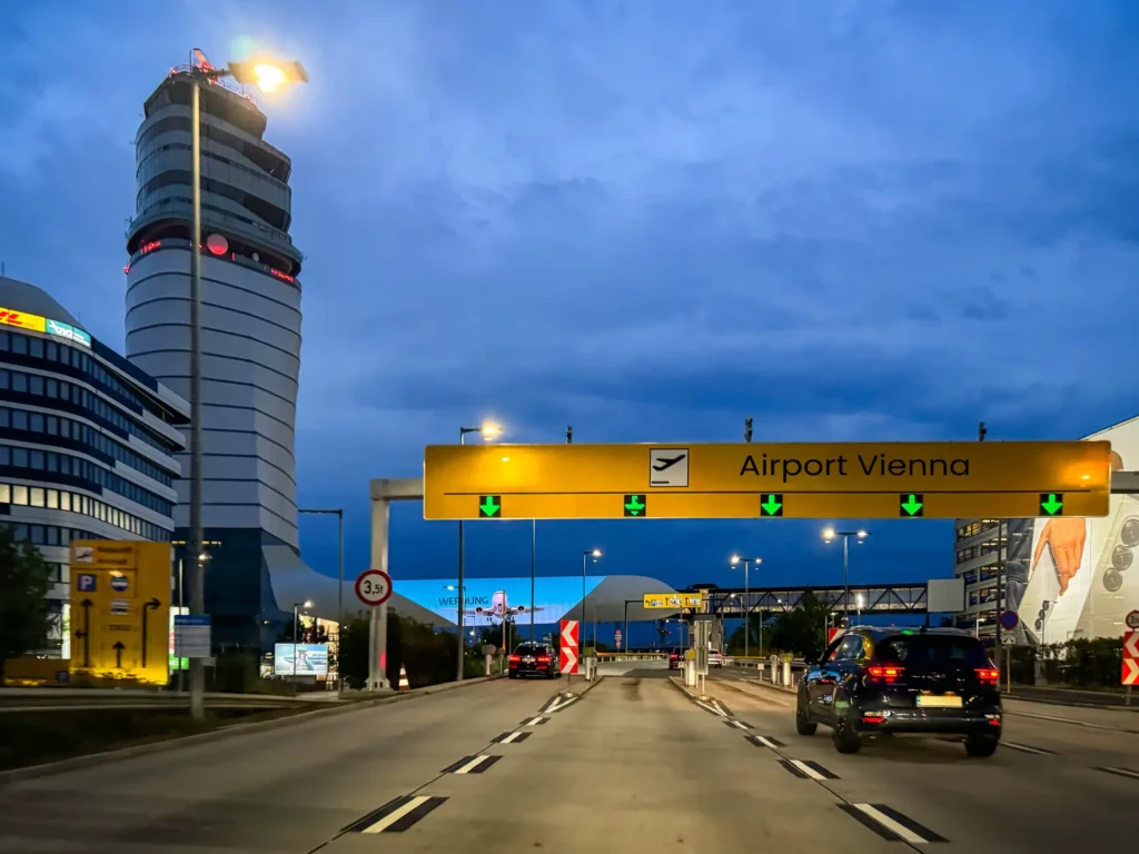 Letište Vídeň- Ceny parkování, přístupová cesta s dopravním značením k letišti Vídeň